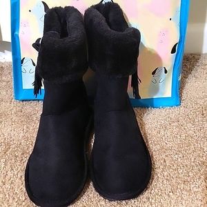 Girls black fury boots.